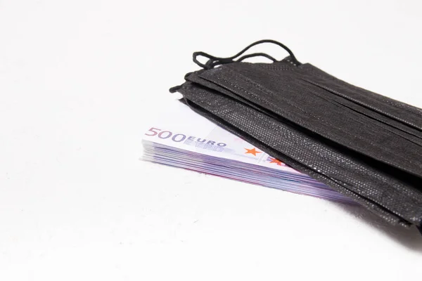 Черные Медицинские Маски Защиты Коронавируса Пачки Банкнот 500 Евро Белый — стоковое фото