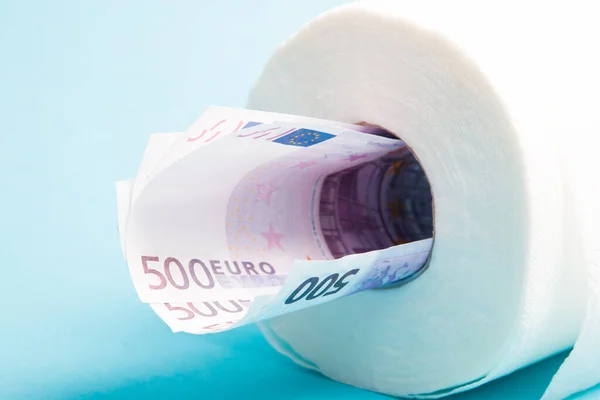 Рулон Белой Туалетной Бумаги Несколько Банкнот Стоимостью 500 Евро Деньги — стоковое фото