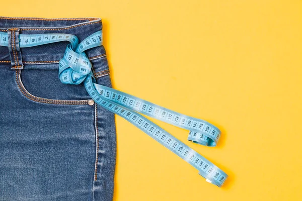 Nastro Misurazione Blu Infilato Jeans Invece Una Cintura Blue Jeans — Foto Stock