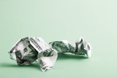 Yeşil arkaplanda buruşuk durgun banknotlar, kopyalama alanı