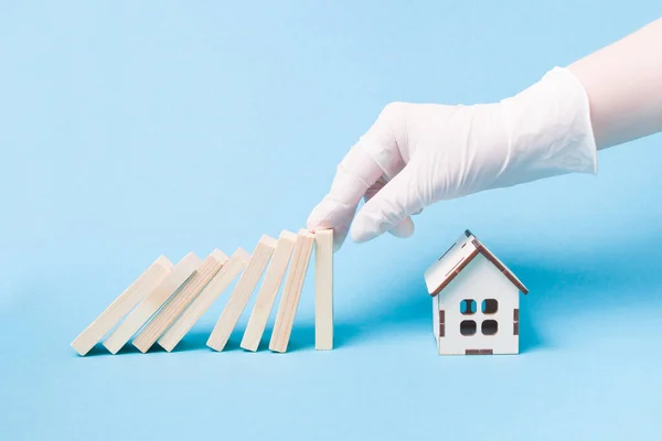 Hand Een Witte Medische Rubberen Handschoen Stopt Een Domino Vallen — Stockfoto