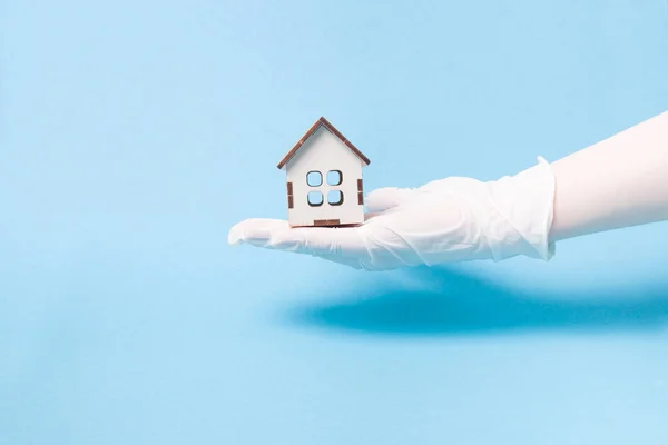 Klein Houten Huisje Palm Van Hand Met Een Witte Medische — Stockfoto