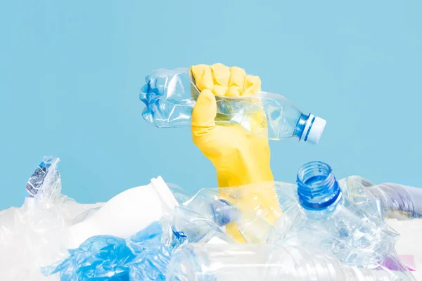 Рука Жовтій Гумовій Рукавичці Стискає Зім Яту Пластикову Пляшку Синьому — стокове фото