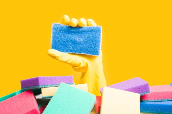 Een Hand Een Gele Rubberen Handschoen Houdt Een Spons Wassen — Stockfoto