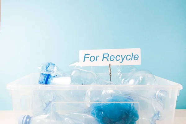 플라스틱 용기에 누각에 직사각 형판지 쓰레기 재활용 폐기물 파란색 — 스톡 사진