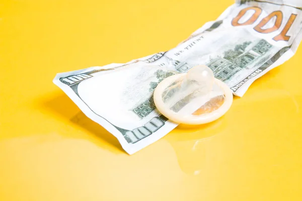 Kondom Zmačkané Stodolarové Bankovce Žluté Pozadí Koncept Prostituce Sex Peníze — Stock fotografie