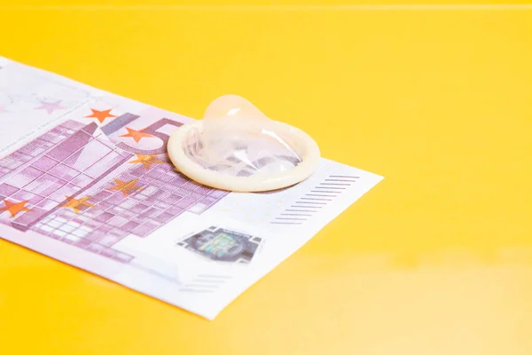 Preservativo Sin Embalaje Billete 500 Euros Fondo Amarillo Concepto Prostitución — Foto de Stock