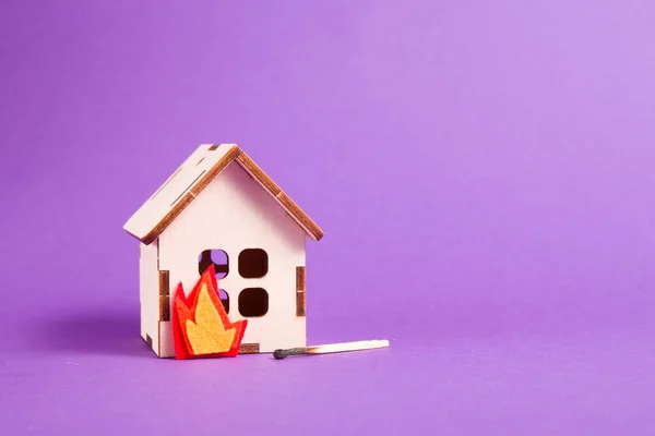 Brandend Houten Model Van Een Huis Vuur Gesneden Uit Vilt — Stockfoto