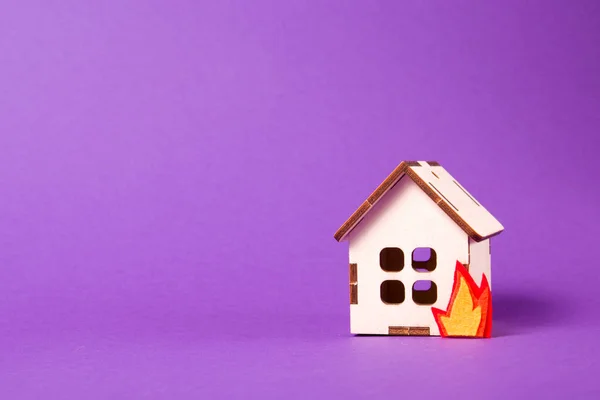 Brandend Houten Model Van Een Huis Vuur Gesneden Uit Vilt — Stockfoto