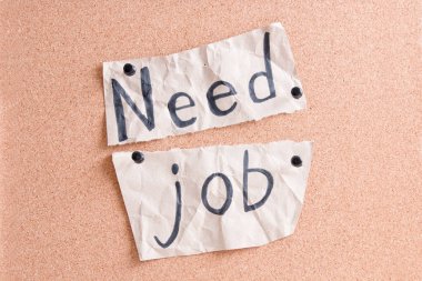 Siyah keçeli kalem kağıdına buruşmuş el sanatları, mantar tahtaya tutturulmuş bir kağıt parçası, kopyalama alanı, işsizlik konsepti...