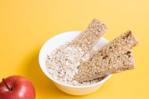 Schüssel Mit Trockenem Haferflocken Und Mehreren Proteinriegeln Für Einen Snack — Stockfoto