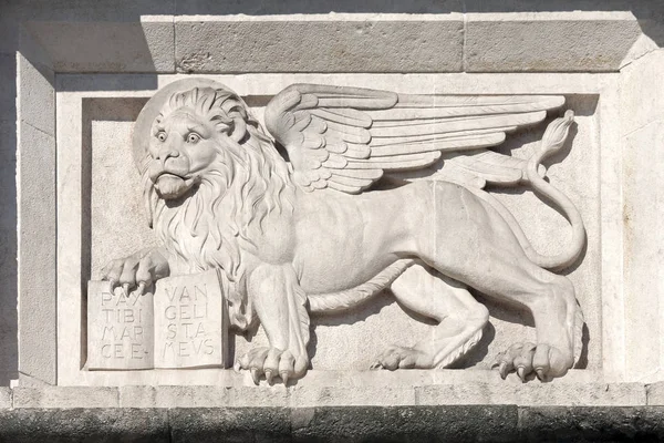 Венецианский крылатый лев, Бергамо, Италия — стоковое фото