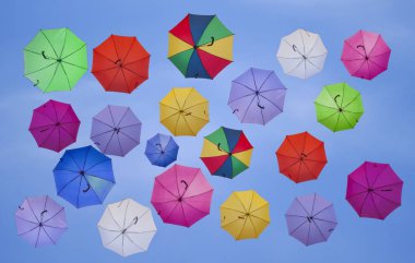 İzole renkli şemsiyeler