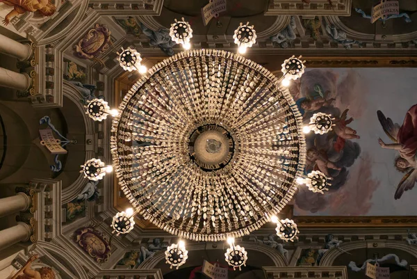 palazzo moroni bir odanın tavanında antika avize