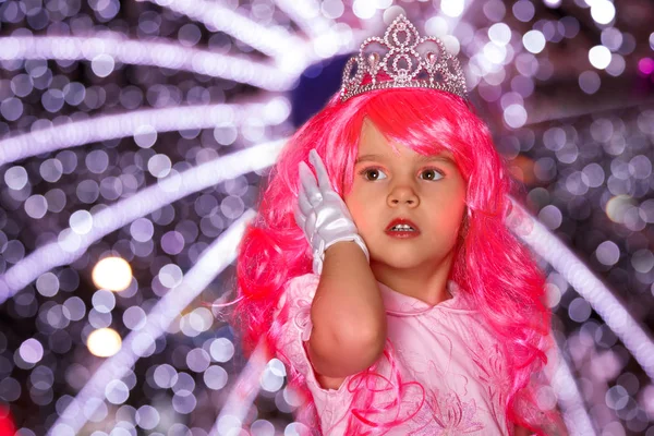 漂亮的小女孩，像个公主与粉红色的头发 — 图库照片
