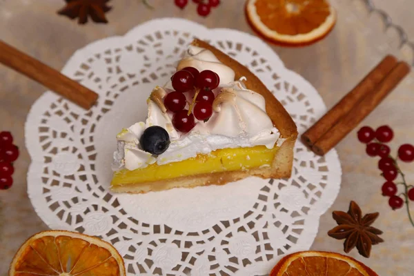 Pedazo de tarta de limón con merengue — Foto de Stock