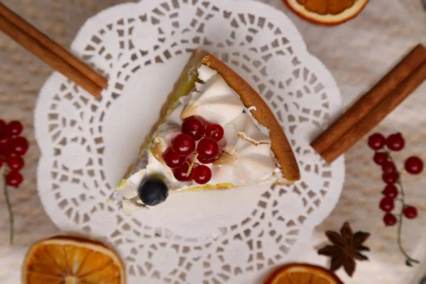 Pedazo de tarta de limón con merengue — Foto de Stock