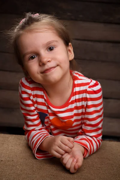 Søt, lykkelig liten jente. – stockfoto