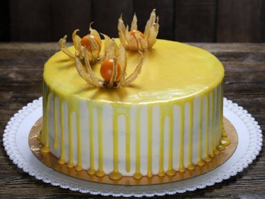 Klasik havuçlu kek dekore edilmiş bir sarı sır ve physalis ile çilek üstünde belgili tanımlık tepe