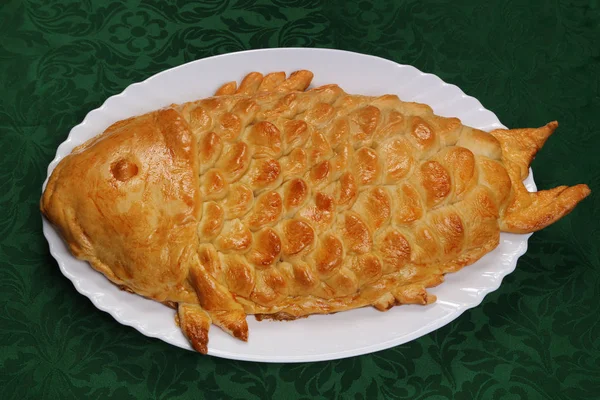 Πίτα με σπιτικό ψάρι σε σχήμα — Φωτογραφία Αρχείου