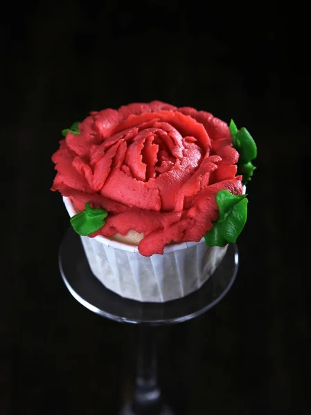 Cupcake med röd grädde glasyr — Stockfoto