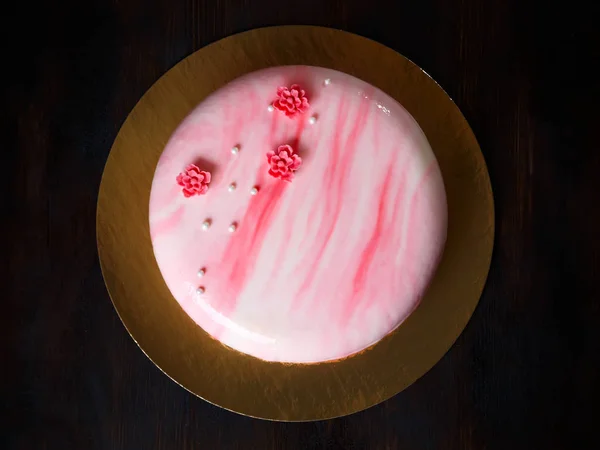 Cake Mus Biały Mus Czekoladowy Urządzone Cukier Czerwony Kwiaty Różowe — Zdjęcie stockowe