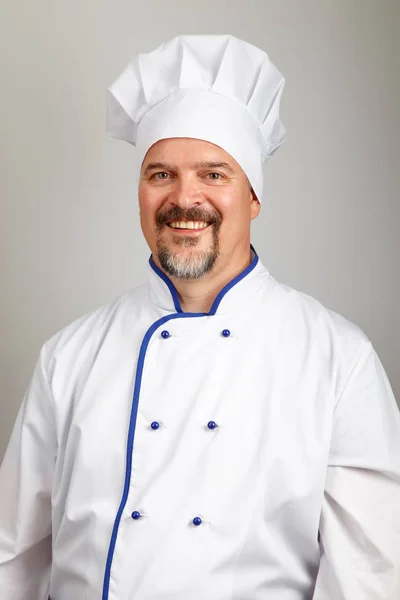 Retrato Cocinero Profesional Sonriente Vestido Uniforme Chef Fondo Gris — Foto de Stock