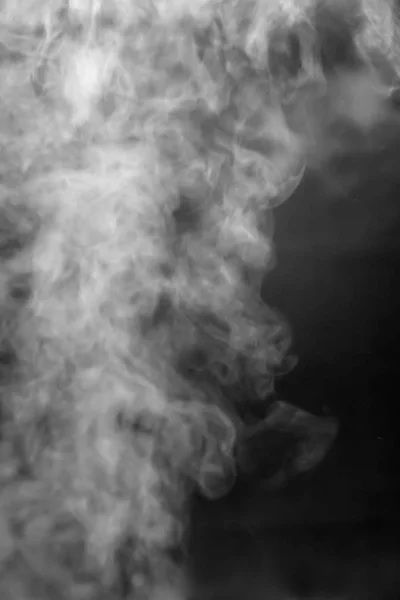 黑色背景 覆盖的白色烟雾或浓密的蒸汽 — 图库照片
