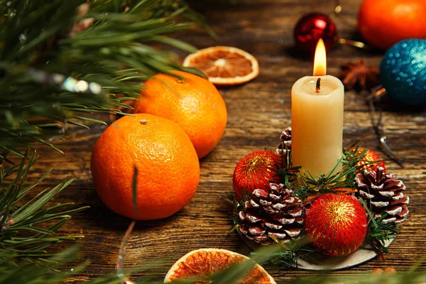 Decoração Natal Com Vela Ardente Tangerinas Cones Pinho Bolas Uma — Fotografia de Stock