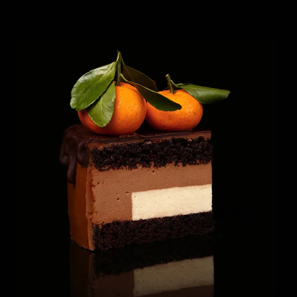 Шматочок Шаруватого Шоколадного Торта Прикрашеного Верхніх Двох Свіжих Мандаринах Чорному — стокове фото