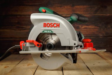 Bosch dairesel elektrikli testeresinin resimli başyazısı, ev marangozluğu için el aletleri.