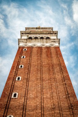 St. Mark 's Campanile' in dikey görüntüsü, İtalya, Venedik 'teki St. Mark Bazilikası' nın çan kulesi, San Marco Meydanı 'nda yer almaktadır..