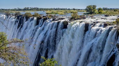 Kudretli Mosi-Oa-Tunya, Zambiya ve Zimbabwe arasındaki sınırda Victoria Şelalesi olarak da bilinen 