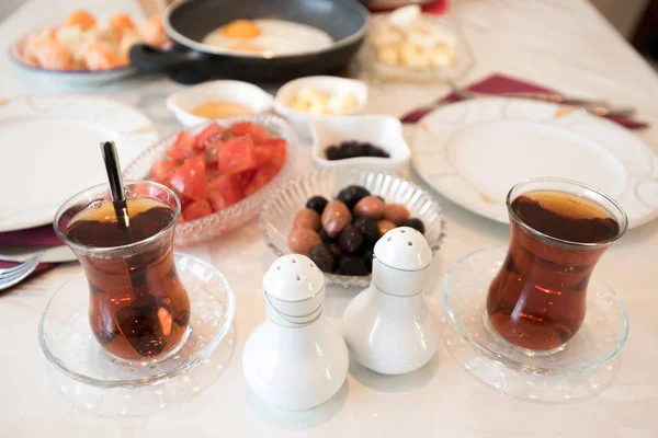 新鲜的土耳其早餐在桌上 — 图库照片