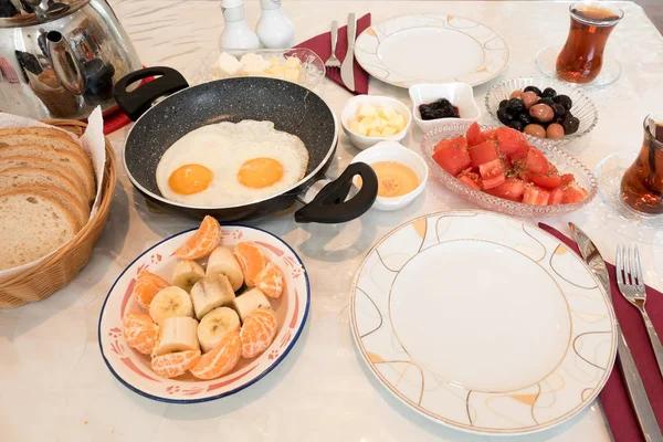 新鲜的土耳其早餐在桌上 — 图库照片