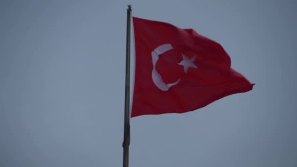 Turecká vlajka na modré obloze — Stock video
