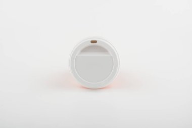 Turuncu kağıt renk beyaz zemin üzerine kahve fincanı