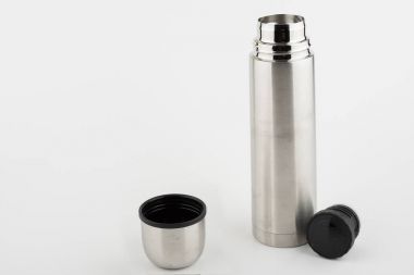 metal termos ve beyaz arka plan üzerinde izole Kupası