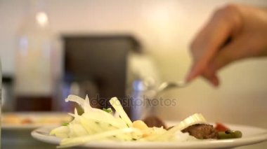 Man Türk köfte ve salata yemek restoran Eylül 2017 yılında Istanbul Türkiye