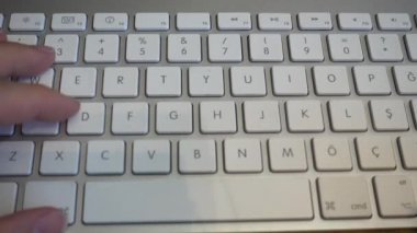 Ahşap Resepsiyon 2017 kablosuz klavye üzerinde beyaz düğmelere basarak adam yazma