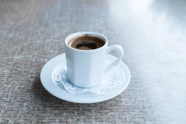 テーブルの上の食器に伝統的なトルコ コーヒー — ストック写真