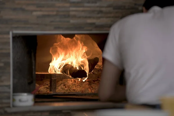 Człowiek Wprowadzenie Lahmacun Ciasto Gorącego Kamienia Piekarnik Drewnianej Pizzy Peel — Zdjęcie stockowe