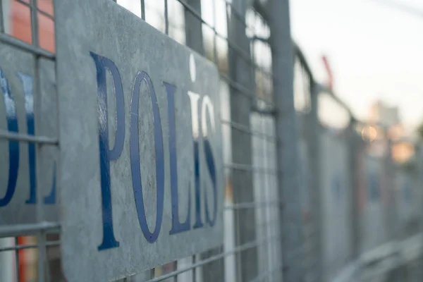Polis Skylt Metall Barriärer Utanför Stationen Morgonen Stockbild