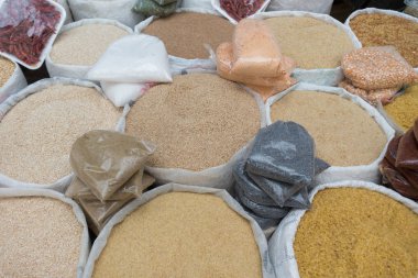 Bakliyat piyasasında Satılık çuval torbalarda farklı türü