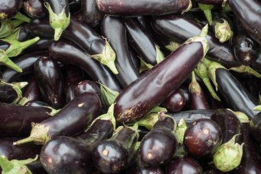 Eggyplant Heap Geleneksel Çarşı Satılık Pazar Tezgahı üzerinde