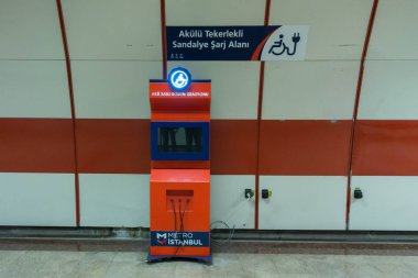 Metro istasyonundaki tekerlekli sandalye şarj istasyonu.