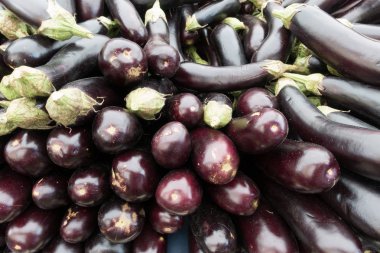 Geleneksel Çarşı'da Satılık Pazar Tezgahı'nda Eggyplants