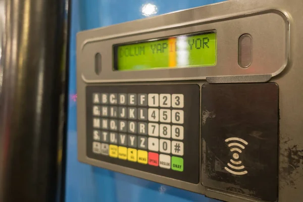 地下鉄の自動販売機はペッセンジャーのためのカードをロードしています — ストック写真