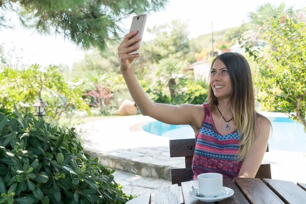 Femme Assise Près Piscine Heure Été Prendre Selfie Photo Boire — Photo