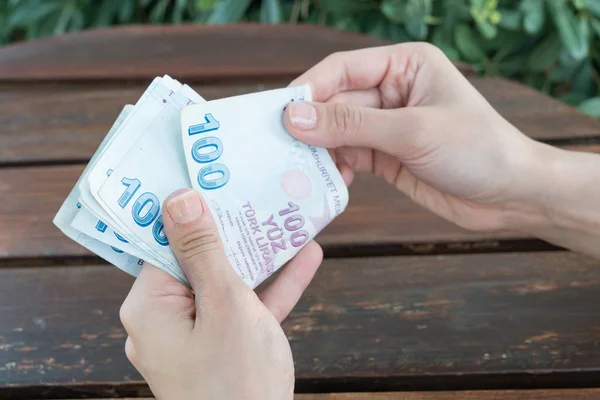 Vrouw Met Tellen Van Geld Van Turkse Lira Buiten Tafel Rechtenvrije Stockfoto's